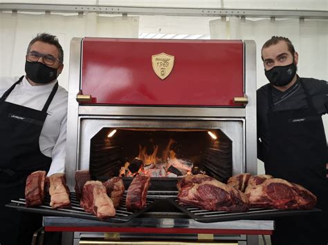 Interior del restaurante Pura Brasa con su horno Josper