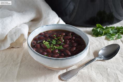 Chili de alubias negras en un bol