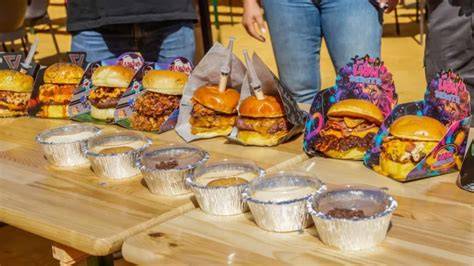 Food trucks de hamburguesas gourmet en un festival al aire libre