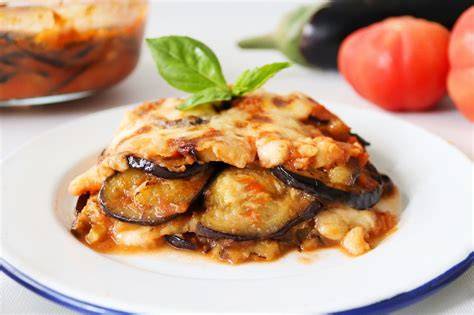 Berenjenas a la parmesana con capas de queso y salsa de tomate