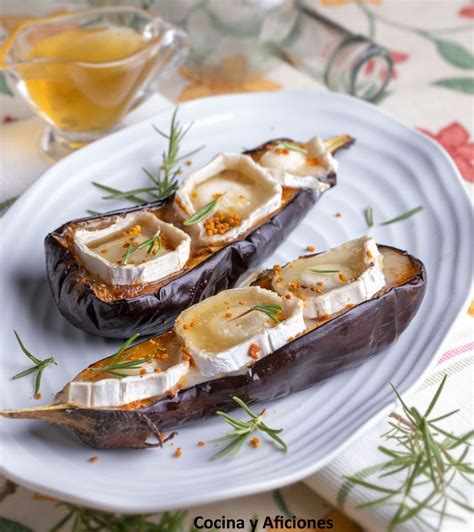 Berenjena asada con queso de rulo y miel