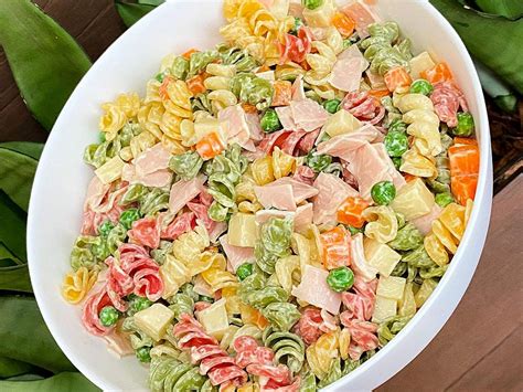 Ensalada de fideos variados con mayonesa e ingredientes frescos