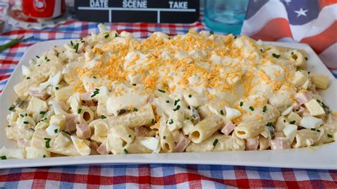 Ingredientes para una ensalada de pasta americana: pasta, mayonesa, yogur, jamón, pepinillos, manzana, huevo