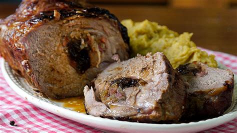 Bondiola rellena y atada para asar a la parrilla