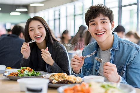 Estudiante universitario comiendo pasta