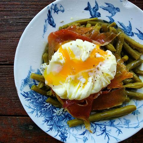 Plato de judías verdes salteadas con jamón y huevo pochado
