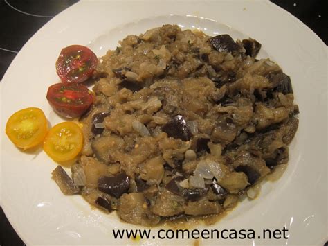 Berenjenas en cubos salteadas con ajo y cebolla de verdeo, listas para la ensalada