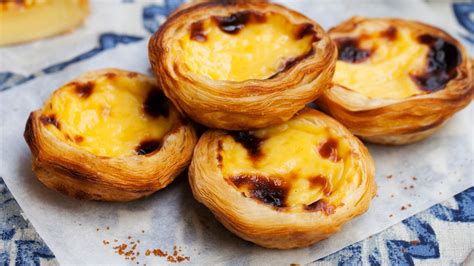 Pastel de nata y café en un plato