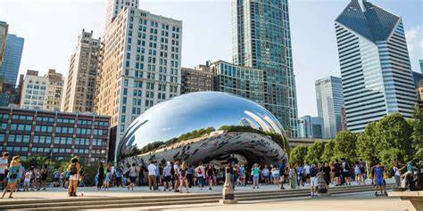 Turistas interactuando con Cloud Gate