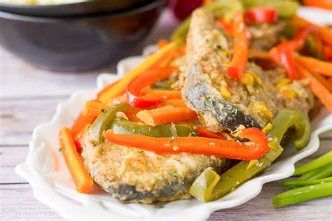 Plato de Escovitch de pescado jamaicano con vegetales