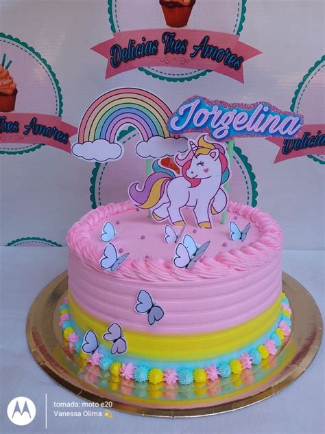 Pastel de unicornio arcoíris decorado