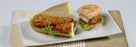 Bocadillo de pollo empanado con diferentes acompañamientos