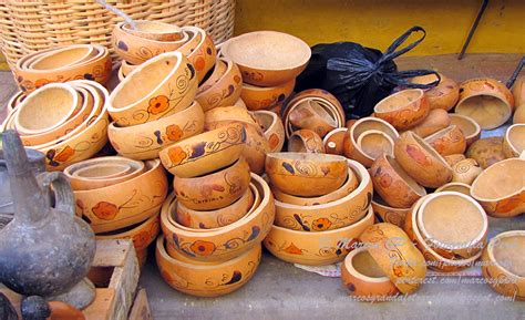 Vasos de barro y calabaza (poto o cojudito) para servir chicha de jora