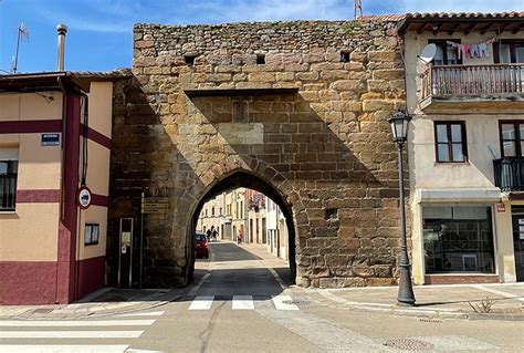 Puerta de Reinosa de la muralla medieval de Aguilar de Campoo