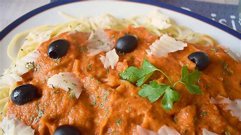Salsa de espaguetis a la siciliana en preparación