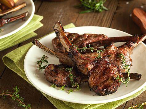 Parrilla con chuletillas de cordero asándose