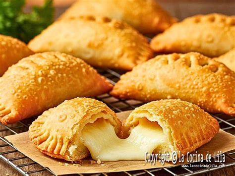 Empanadas de zapallo y queso recién horneadas