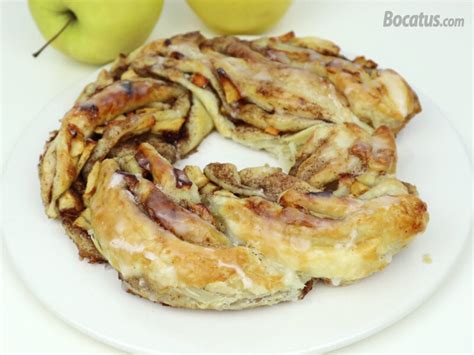 Ilustración de rosquillas de hojaldre con manzana y canela recién horneadas