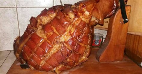 Horno con una pata de cerdo asándose