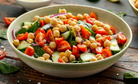 Ensalada fresca de garbanzos con verduras