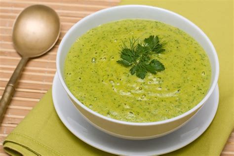 Sopa cremosa de espinacas lista para servir