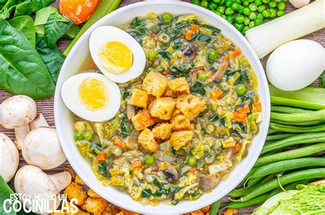 Sopa con legumbres y huevo pochado