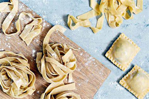 Pasta fresca con níscalos y otros ingredientes otoñales