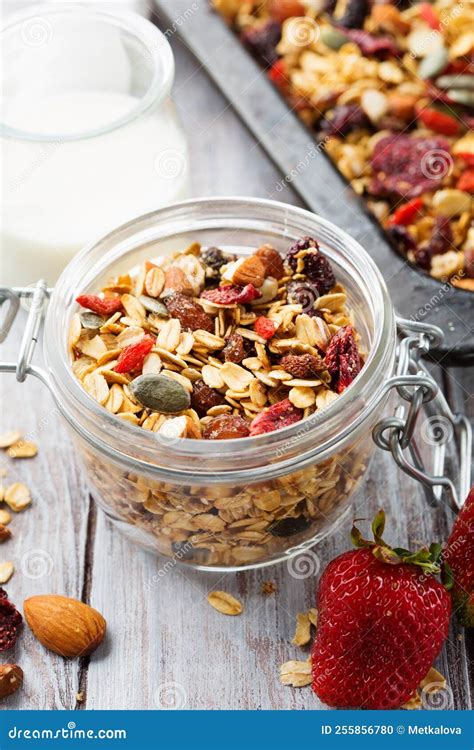 Granola casera sin gluten en un frasco