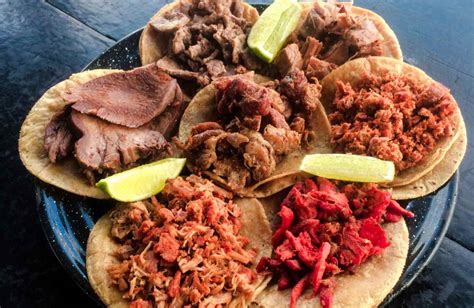 Variedad de tacos mexicanos con diferentes rellenos