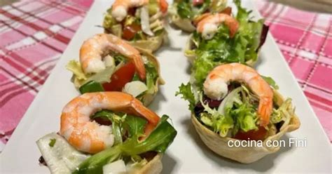 Cestitas de obleas rellenas de ensalada o ingredientes salados