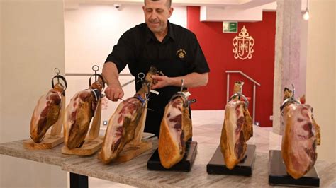 Maestro jamonero cortando jamón ibérico