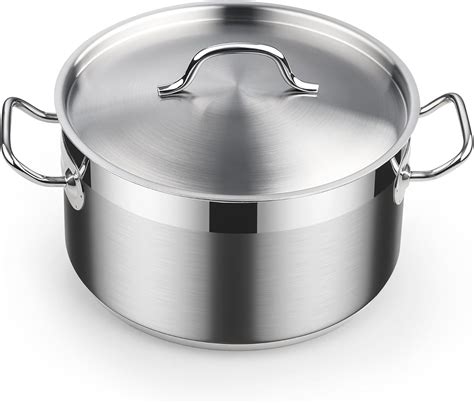 Chef utilizando ollas de acero inoxidable en una cocina profesional