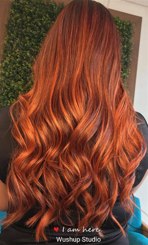 Mujer con cabello cobrizo vibrante