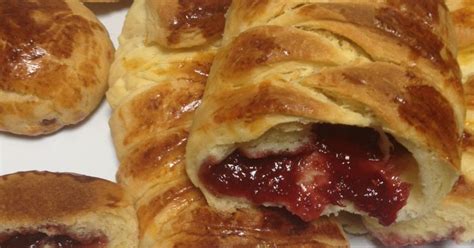 Pan trenzado relleno de queso crema y mermelada de fresa horneado