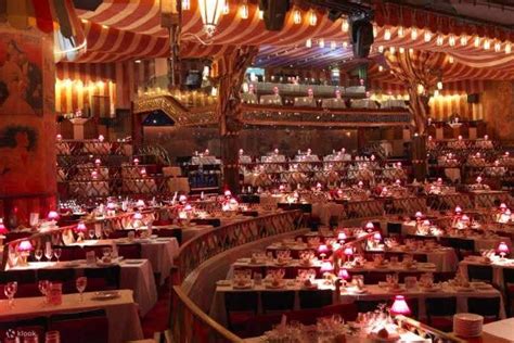 Interior del restaurante del Moulin Rouge con un espectáculo