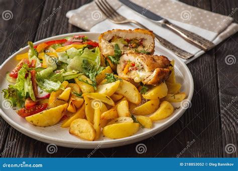 Ensalada Cheeseburger con patatas asadas