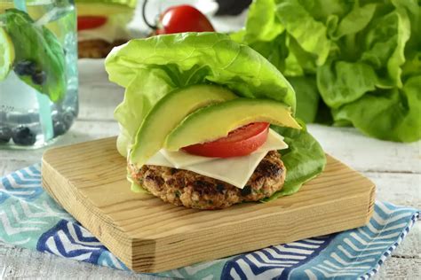 Hamburguesa sin pan con aguacate y tomate