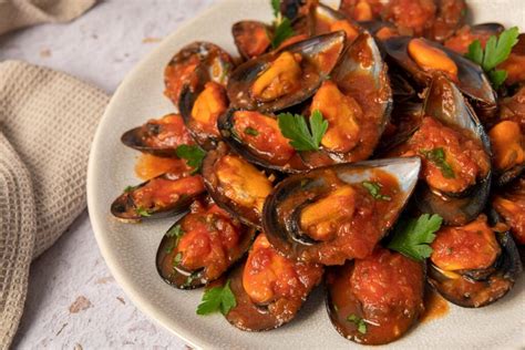 Plato de mejillones con chorizo y tomate
