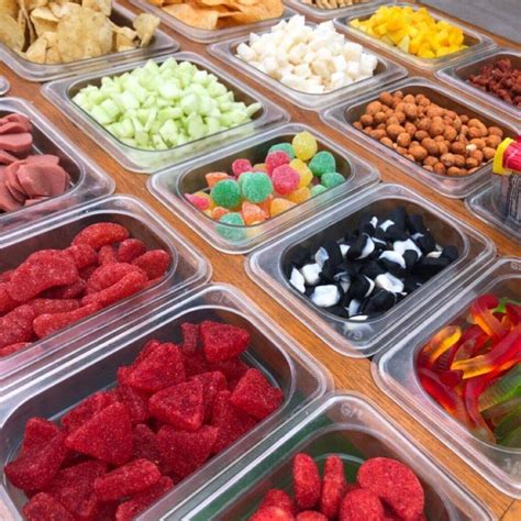 Variedad de snacks y dulces para llevar al cine