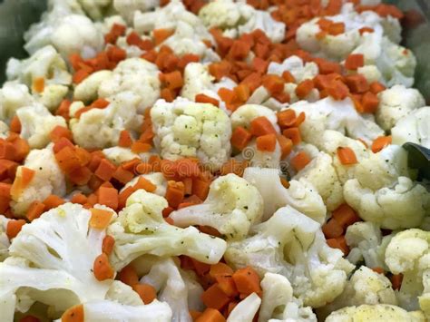 Coliflor y zanahorias frescas