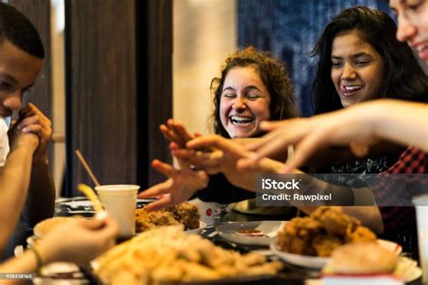 Adolescentes comiendo juntos