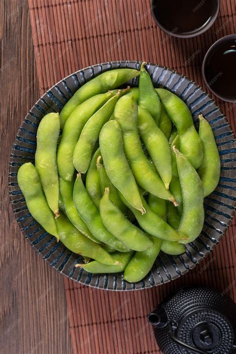 Plato de edamame cocido