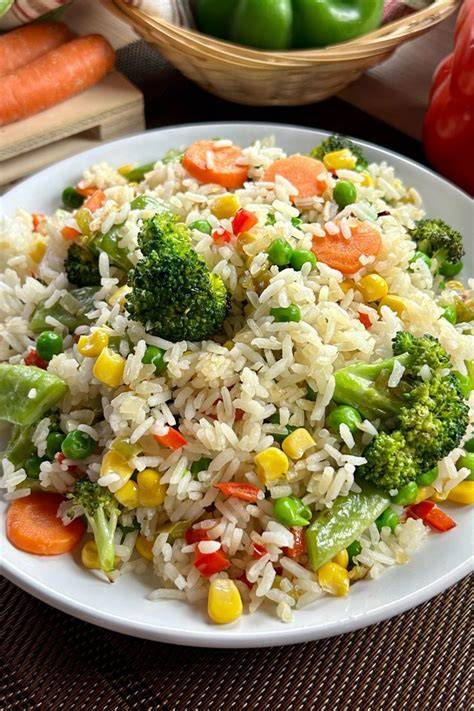 Plato de arroz con vegetales asados