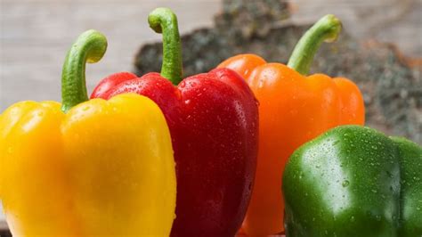 Morrones de diferentes colores en un mercado
