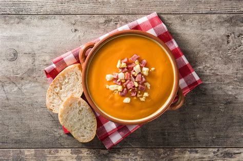 Proceso de triturado del salmorejo