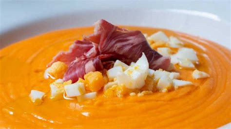 Plato de salmorejo de naranja decorado