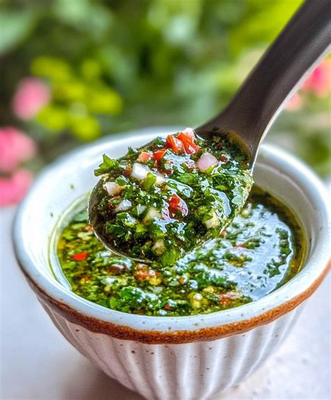 Salsa chimichurri casera en un bol