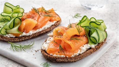 Tostadas con salmón y bacalao ahumado