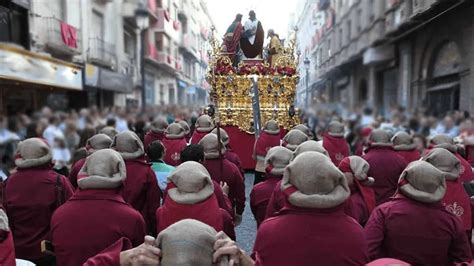 Costaleros bajo un paso de Semana Santa