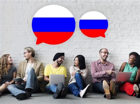Persona aprendiendo ruso con un diccionario